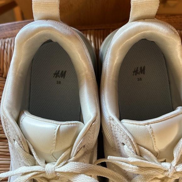 EUC H&M white/cream size 7 platform sneaker - Picture 8 of 9